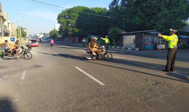 Pelayanan-Prima-Kepada-Masyarakay,-Satuan-Lalulintas-Polres-Lembata-Rutin-Laksanakan-Gatur-Lalin-Pagi-Hari.