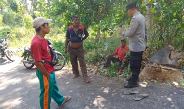 Sampaikan-Pesan-Kamtibmas,-kanit-SPKT-Polsek-Omesuri-Sambangi-Warga.