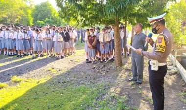 Jelang-HUT-Bhayangkara,-Sat-Lantas-Polres-Lembata-Lakukan-Sosialisasi-Dan-Penyuluhan-Kamseltibcarlantas-Kepada-Siswa-SMA.