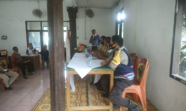 Pantau-Pembagian-BLT,-Bhabinkamtibmas-Ajak-Warga-Jaga-Sitkamtibmas.