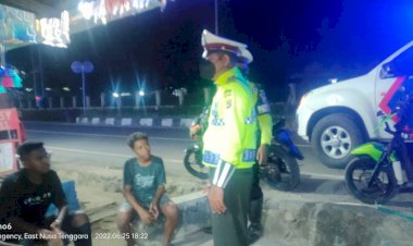 Patroli-Rutin-Satuan-Lalulintas-Polres-Lembata,-Beri-Himbauan-Kamseltibcar-Dan-Cegah-Kenakalan-Remaja.