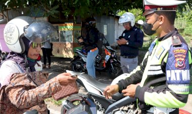 Penertiban-Kendaraan-Bermotor-Sat-Lantas-Polres-Lembata,-Ingatkan-Pengendara-Motor-Agar-Selalu-Gunakan-Helm-SNI.