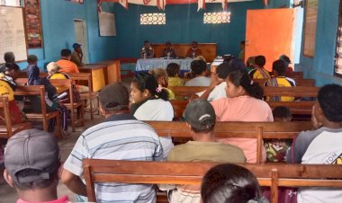 Pantau-Pembagian-BLT,-Bhabinkamtibmas-Ajak-Warga-Binaannya-Ikut-Jaga-Kamtibmas.