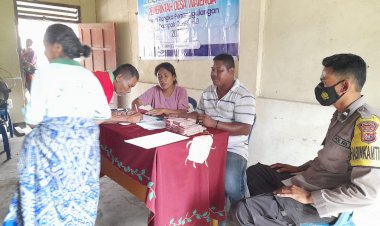 Monitoring-Pembagian-BLT,-Bhabinkamtibmas-Desa-Balurebong-Himbau-Warga-Jaga-Kamtibmas-Dan-Waspadai-PMK.