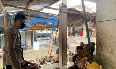 Kanit-Samapta-Sambangi-Pedagang-Pasar-Tradisional.