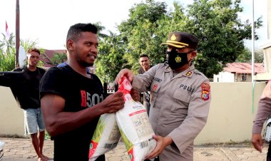 Kapolres-Lembata-Berbagi-Dengan-Masyarakat