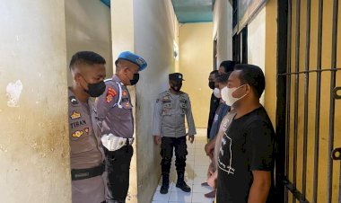 Kanit-SPKT-I-Dan-Anggota-Jaga-Polres-Lembata-Rutin-Lakukan-Pemeriksaan-Ruang-Tahanan-Serta-Kesehatan-Para-Tahanan