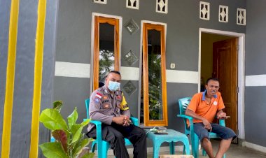 Bhabinkamtibmas-Desa-Wulandoni-Bripka-Jimmy-Kaseh-Lakukan-Door-To-Door-System-(DDS).