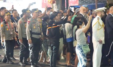 Kapolda-Bali-Terjun-Langsung-Kawal-Pengamanan-Presiden-Prancis-yang-Jalan-Kaki-2-Kilometer