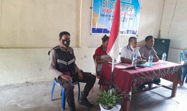 Berantas-Penyakit-Masyarakat-Bhabinkamtibmas-Berikan-Penyuluhan-Saat-Pembagian-BLT.