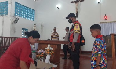 Jelang-Natal-Bhabinkamtibmas-Sambangi-Tempat-Ibadah-Dan-Lakukan-Sterilisasi