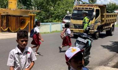 Lakukan-Pengaturan-Arus-Lalin,-Sat-Lantas-Polres-Lembata-Juga-Ingatkan-Kamseltibcar.