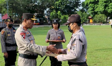 Kapolda-NTT-Irjen-Pol-Drs.-Johni-Asadoma,-M.Hum-berikan-penghargaan-kepada-dua-anggota-Satpam