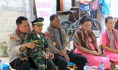 Kapolda-NTT-Irjen-Pol-Drs.-Johni-Asadoma,-M.Hum-dan-Ketua-Bhayangkari-Daerah-NTT-Ny.-Vera-Johni-Asadoma-berkunjung-ke-kediaman-Nono-sang-juara-dunia-Matematika