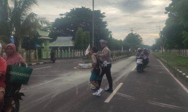 Hadir-di-Tengah-Masyarakat,-Personel-Sat-Lantas-Polres-Lembata-Melaksanakan-Pengaturan-Pagi.