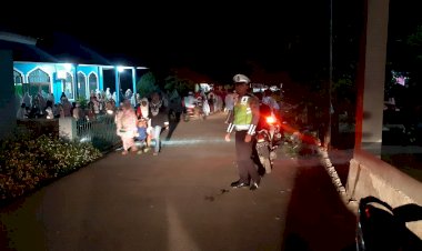 Beri-Rasa-Aman-Usai-Sholat-Tarawih,-Satlantas-Polres-Lembata-Atur-Arus-Lalin- 
