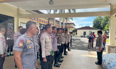 Kapolres-Lembata-Bagikan-Bingkisan-Kepada-Anggotanya-Yang-Akan-Merayakan-Hari-Raya-Lebaran.