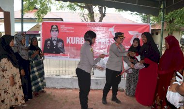 Kapolres-Lembata-Bagikan-Daging-Qurban-Dan-Olahan-Daging-Qurban-Kepada-Masyarakat.
