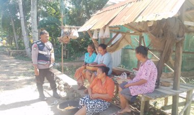 Jamin-Kondusifitas-Desa-Binaannya,-Bhabinkamtibmas-Polsek-Omesuri-Lakukan-Sambang--  