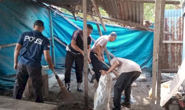 Puluhan-Personel-Polres-Lembata,-TNI,-Pemkab-Lembata-Hingga-Masyarakat-Gotong-Royong-Bersihkan-Sampah-Di-Pasar-TPI.