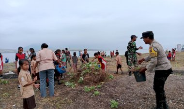 Bhabinkamtibmas-Firmon-Tamonob-sampaikan-pesan-Karhutlah-kepada-warga