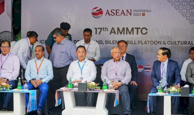 Kapolri-Jamu-Delegasi-AMMTC-Nikmati-Sunset-di-Labuan-Bajo-,-