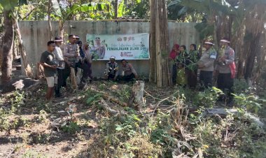 Kapolsek-Buyasuri-Ipda-Ahmad-A.P-pimpin-warga-desa,-dan-aparat-desa-serta-anggota-polsek,-tanam-100-anakan-pohon