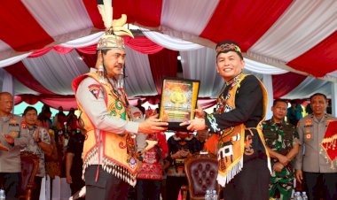 Disaksikan-Ribuan-Masyarakat,-Wakapolri-Dianugerahi-Warga-Kehormatan-Dayak-Kalteng-Dan-Bagikan-5.000-Paket-Bansos