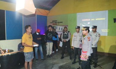 Operasi-PEKAT-Turangga-2023;--Pimpin-patroli-malam,-Kapolres-Lembata-periksa-tempat-karaoke