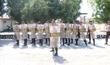 Unik..!!!-Kapolres-lembata-ikut-menggunakan-alat-alat-penggendalian-masa-saat-latihan-kemampuan-pengendalian-masa