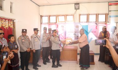 Polri-Peduli-Literasi;-Polres-Lembata-serahkan-Buku-untuk-beberapa-SD