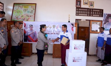 Polri-Peduli-Budaya,Literasi,!-Siswa-SMKN-I-Atadei-Dapatkan-Ratusan-Buku-dari-Polres-Lembata