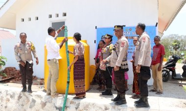 Jelang-Hut-Humas-Polri-polres-Lembata-Bagi-20.000-liter-air-bersih