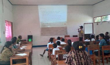 Bhabinkamtibmas-Bripka.-Muh.-Aji-Eko-Pranoto-berikan-sosialisasi-di-sekolah