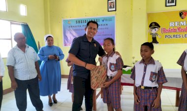 Kasat-reskrim-Polres-Lembata-bersama-anggota-Datangi-siswa-siswi-SMP-Sta.-Katholik-Sta.-Theresia-lamahora