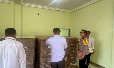 Kapolres-Lembata-Pantau-gudang-logistik-penyimpanan-bilik-suara-dan-kotak-suara-KPUD-kabupaten-Lembata