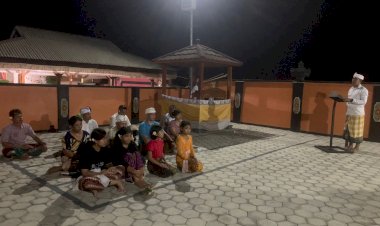 Kasat-Reskrim-Polres-Lembata-sampaikan-himbauan-pemilu-damai-di-sela-sela-pelaksanaan-ibadah-umat-hindu