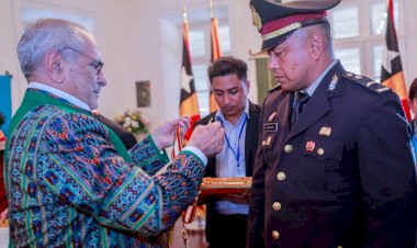 Anggota-Polri-Ipda-Fridus-Bere-Terima-Penghargaan-Medali-Kehormatan-dari-Presiden-Timor-Leste.