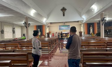 Jelang-ibadah-malam-Natal,-Kapolres-Lembata-Pimpin-anggota-Polres-Lembata-lakukan-sterilisasi-di-gereja-gereja