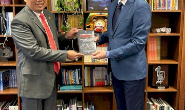 Buku-Karya-Irjen-Dedi-Prasetyo-Diserahkan-ke-Para-Dubes,-Ini-Tujuannya 