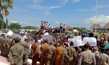 Aliansi-NTL-Aksi-Bakar-Ban-Tolak-Budidaya-Mutiara-Penjabat-Bupati-Lembata-Sebut-Siapa-Yang-Rugikan