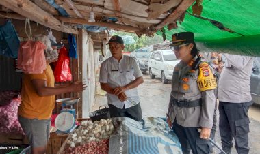 Jelang-Lebaran-Kapolres-Lembata-AKBP-Vivick-Tjangkung-Cek-Harga-Sembako-Di-Pasar-Tradisional-Kota-Lewoleba
