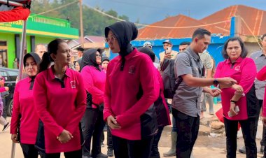 Sapa-Pengungsi-Banjir-Bandang-Sumbar,-Ketum-Bhayangkari-Hibur-Anak-anak-Pengungsi