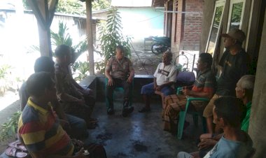 Kapolsek-Nubatukan,-Iptu-Marjuni-dan-Bhabinkamtibmas-Kel.-Lewoleba-Timur-Bripka-Hasan-Sabon-Menyambangi-Rumah-Warga-Dalam-Kegiatan-Jumat-Curhat.