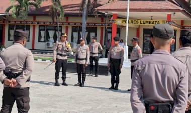 Kapolres-Lembata-periksa-atribut-berlebihan-pada-pakaian-dinas-anggota-Polres-Lembata