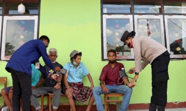 Polres-Sikka-Gelar-Pemeriksaan-Kesehatan-untuk-Pengungsi-Erupsi-Lewotobi-di-Wilayah-Kec.-Waigete
