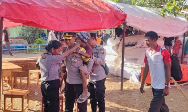 *Harukan-Warga,-Karo-Ops-Polda-NTT-Panggul-Lansia-di-Tengah-Evakuasi-Korban-Erupsi-Gunung-Lewotobi*