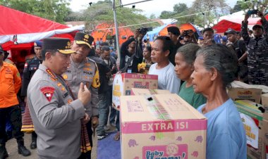 *Serahkan-Bantuan-kepada-Warga,-Kapolri-:-Polri-Siap-Kawal-Pemulihan-Pengungsi-Gunung-Lewotobi*