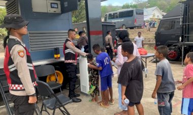 *Polri-Terus-Distribusikan-Air-Bersih-untuk-Pengungsi-Erupsi-Gunung-Lewotobi-di-Flores-Timur*