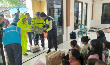 Banjir-Bandang-Terjang-Sukabumi,-Polri-Evakuasi-Ibu-dan-Bayi-dari-Gang-Sempit